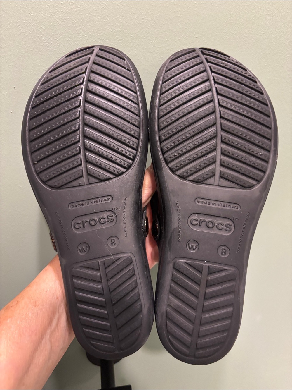 CROCS Sanrah Embellished Hammered Circle Wedge Flip Flop Sandals Black Gold 8 - Picture 7 of 13